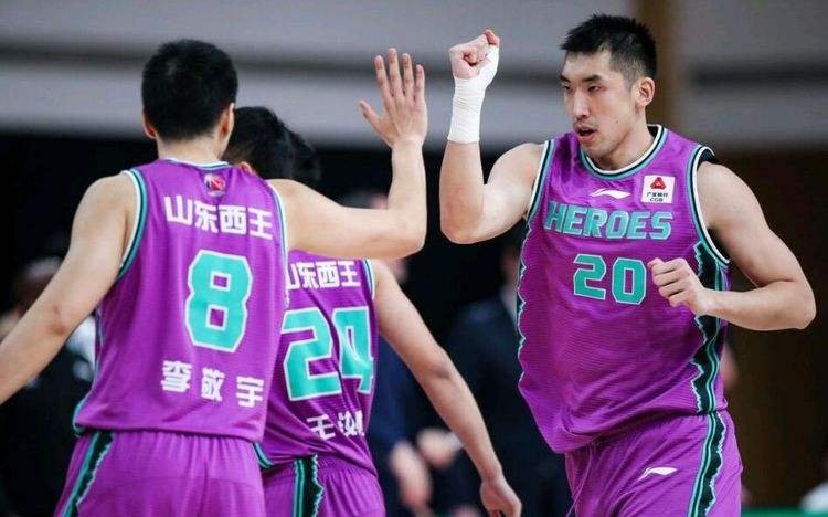 山东男篮队长受重伤了,他是怎么受伤的?