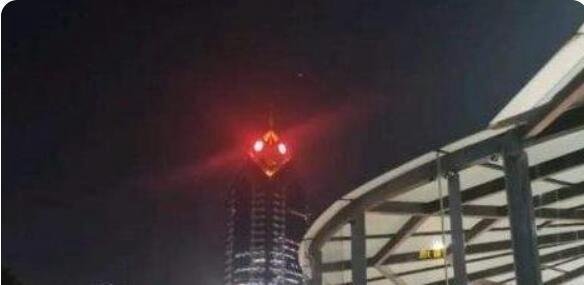 广州一大厦“两眼发光”似蟑螂 这是咋情况？