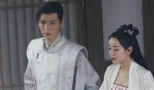 迪丽热巴龚俊先后现身美容院被拍，被网友质疑因戏生情