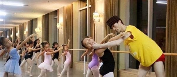 46岁“巨婴”郭冷：只会跳舞，连衣服都不会洗，年入百万无人想嫁