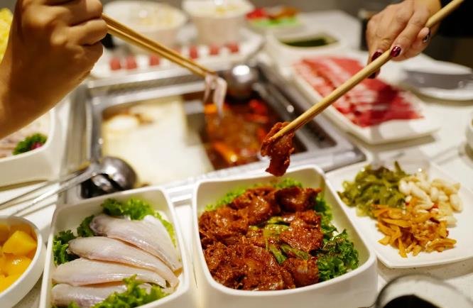 外卖有头发老板带员工剪寸头，员工剪完沉默了，餐饮业有多不易？