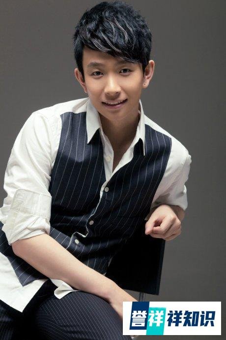 星光大道冠军显落魄！饭局上卖力献唱，衣服套装被扒不到100元