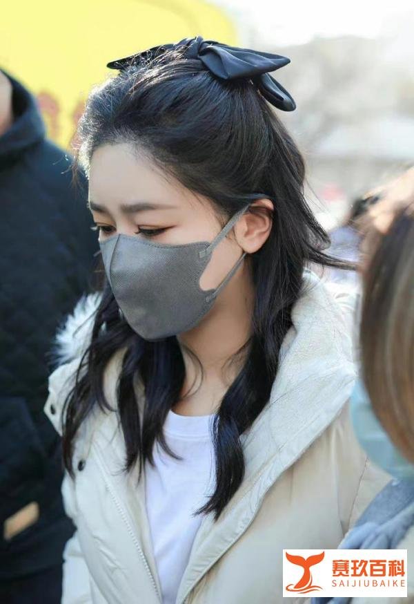 杨紫春晚联排公主头造型路透，穿米白色羽绒服配白T，温婉大气