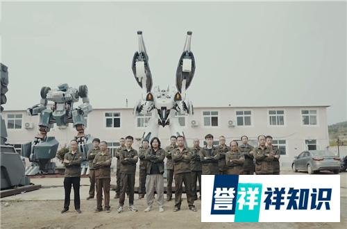 央美教师五年打造中国版“高达”，古城门变身机甲，可网友不买账