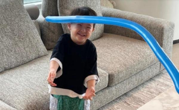 沈腾儿子近照曝光，遗传年轻时沈腾的帅气，皮肤白净脸颊肉嘟嘟