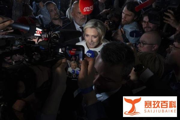 法国政坛风云突变：总理辞职，继任者成谜