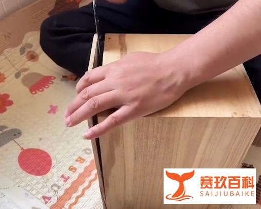 实体店老板还不上贷款，含泪撬开4岁儿子存钱罐，瞬间吃下定心丸