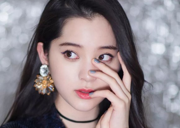 欧阳娜娜母亲重返校园,59岁读硕士,亲身诠释内涵比美貌重要!你怎么看?