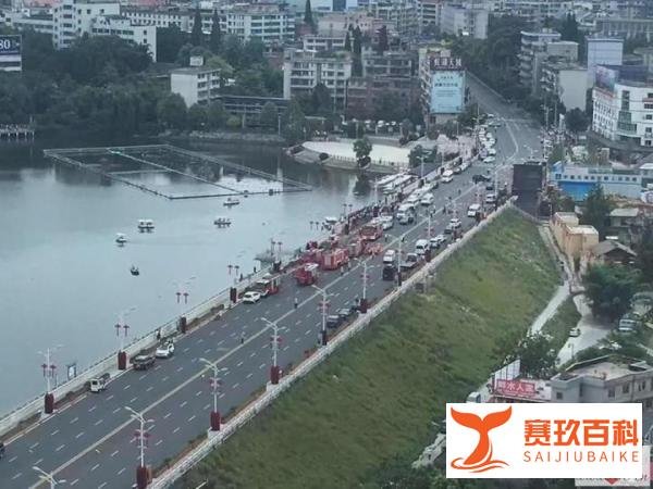 贵州省安顺市一辆公交车撞入了坏道路护栏，冲进了虹山水库已导致21人死亡