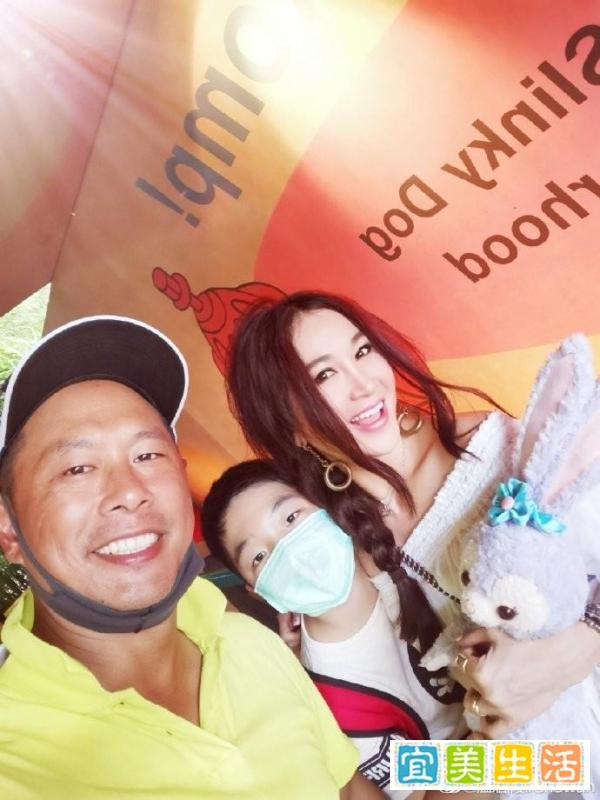 温碧霞过圣诞，55岁不生孩子保养好，富豪老公和养子现身长得像