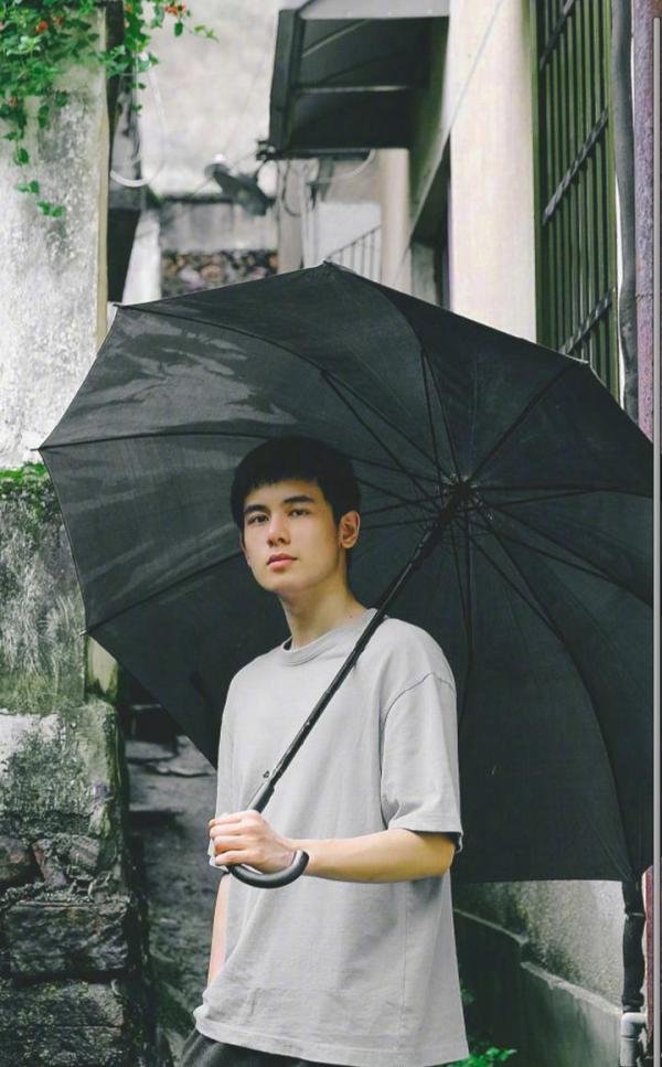 易烊千玺入职国家话剧院惹争议，演员身份不笔试，挂职后仍能捞金