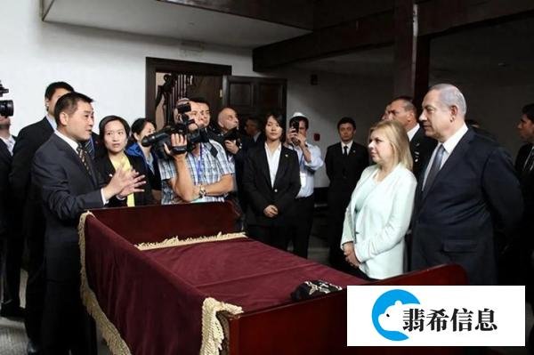 以色列总理内塔尼亚胡和妻子到中国访问,以万里长城为背景的照片