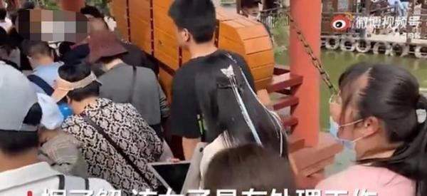 女子景区抱电脑边工作边游玩 这是咋情况？