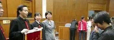 3名男子强行闯入女宿舍，打工妹持刀刺死一人，法院判其无罪