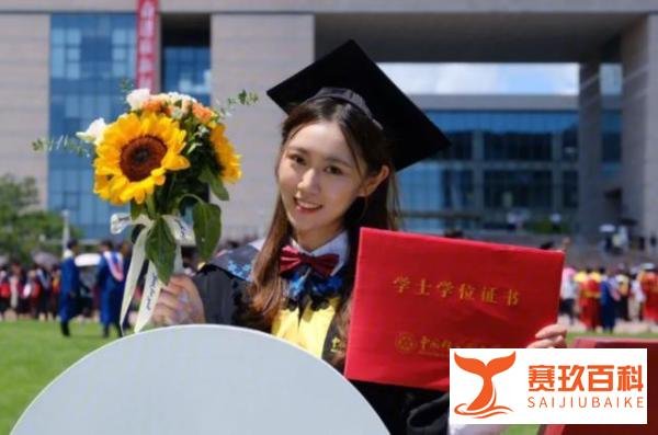 冰淇淋两女孩”身份被扒出，均毕业于名校，素质和学历差太多