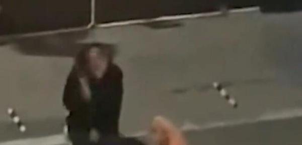 女子凌晨外卖被偷跪地大哭 官方回应 这是咋情况？