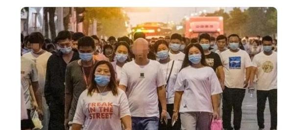 郑州富士康大量员工徒步返乡，郑州方面通报富士康园区无重症感染