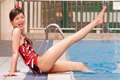 与万绮雯“虐恋”爆红，事业巅峰被腰斩，为何54岁尹天照近况让人唏嘘？