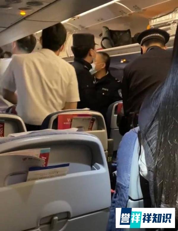 乘客还原男子谎称飞机有炸弹现场 到底什么情况？