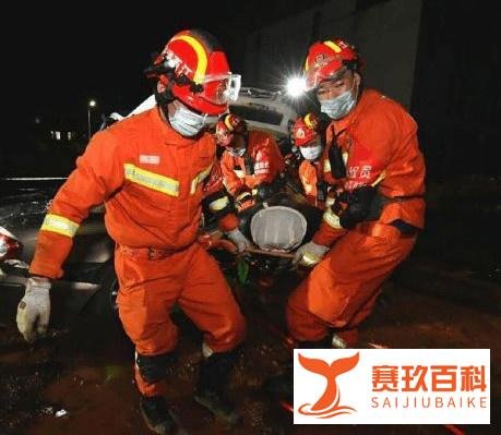 闯红灯!运沙车“压扁轿车”致一家6人死亡:大车非法改装超载!