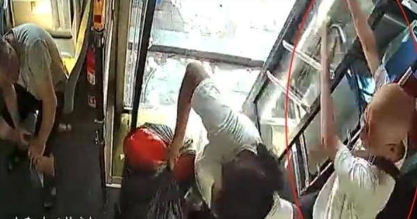67岁大妈带零食上公交车，被乘客踹下车司机关门而去，星晨提醒