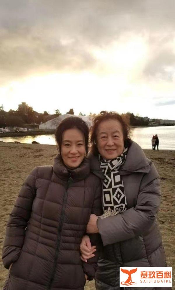 邬君梅带妈妈出游，穿大衣母亲面前仍似小女孩，81岁母亲好有气质