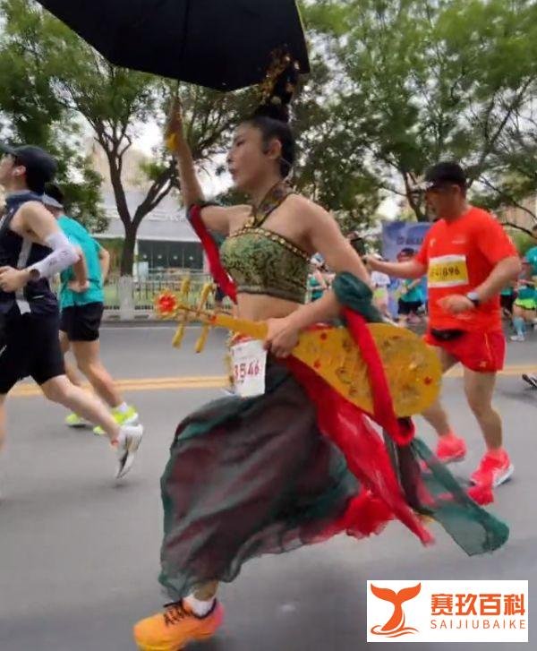 飞天女神跑兰州马拉松，一手琵琶一手伞！