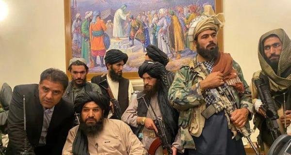 阿富汗最悲剧的一幕，他们爬上了美国的飞机，却从空中掉落！