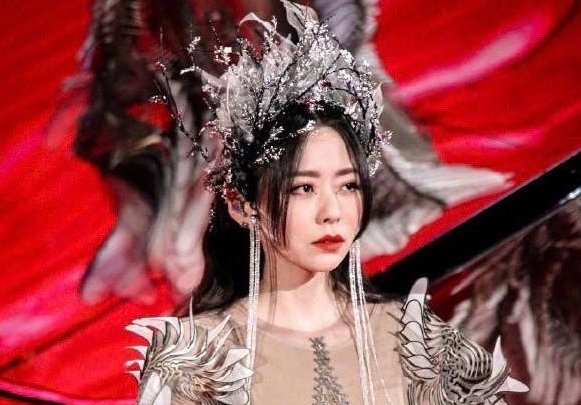 张靓颖头戴荆棘头饰亮相好奇夜,你对她的装扮有何评价?