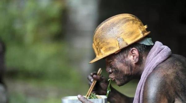 昔日煤矿工人，如今大学教授！一个辍学4年的人如何逆袭成高考状元？