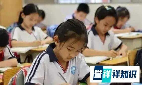 男孩长太高，班主任站凳子上，网友：气势上不能输！