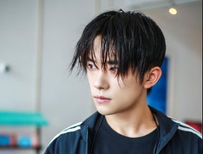 为什么易烊千玺拍照不喜欢笑?
