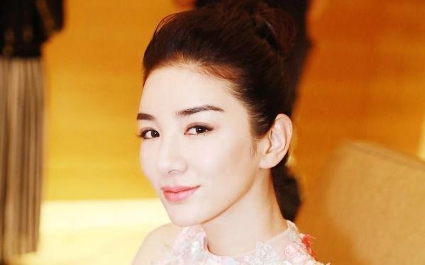 黄奕五一带女儿爬长城，与崔伟恋情进展顺利？找到自己勇往直前