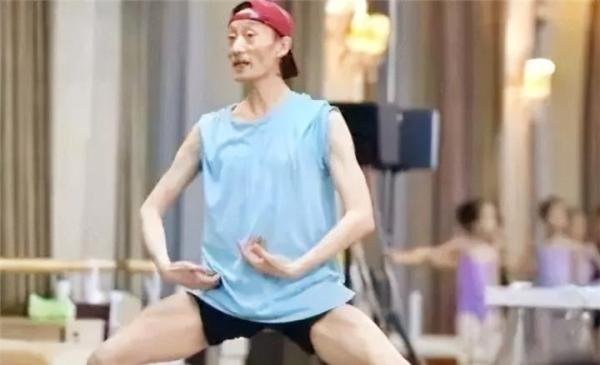 46岁“巨婴”郭冷：只会跳舞，连衣服都不会洗，年入百万无人想嫁