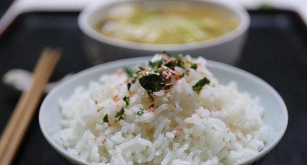 部分城市抢购米面油官方呼吁冷静，超市被人群挤满已断供部分商品