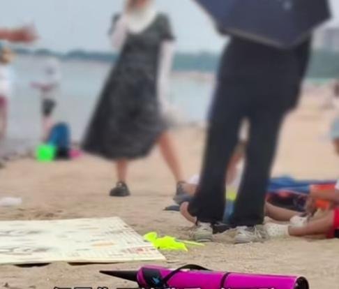 海滩遮阳伞被要求交费50元,景区回应引众怒,网友:收呼吸费更赚