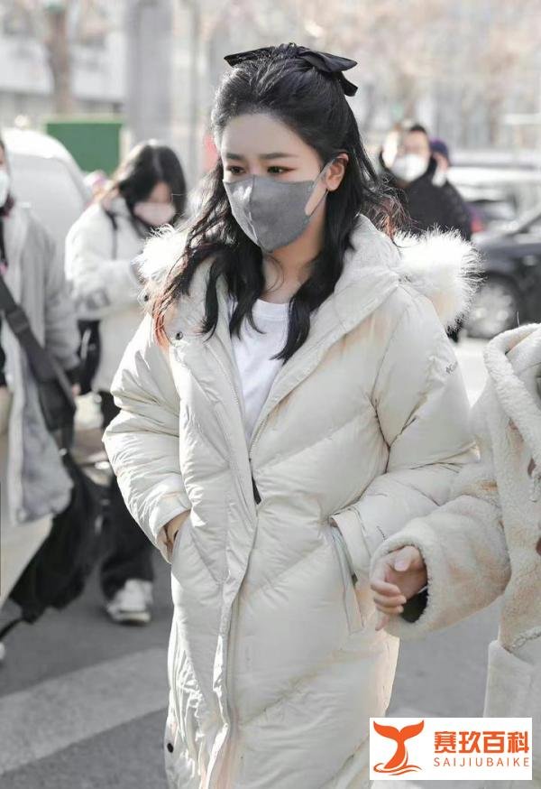 杨紫春晚联排公主头造型路透，穿米白色羽绒服配白T，温婉大气