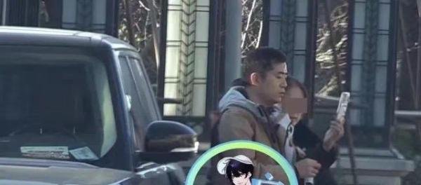 李湘离婚风波后首次露面，与神秘男子开豪车出行，路上发生剐蹭