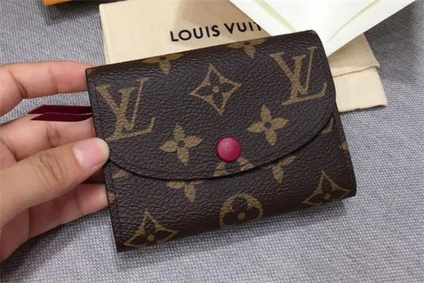 LV总部否认售假指控要求再审，该案件是否符合重审条件？
