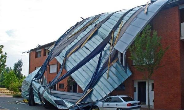 江苏现龙卷风有屋顶被掀翻