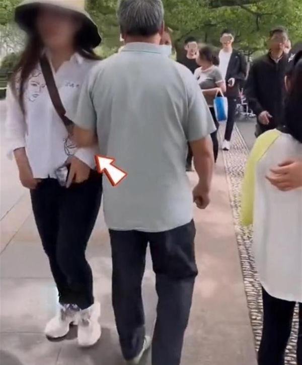 女子和朋友逛西湖遭大叔一路偷拍