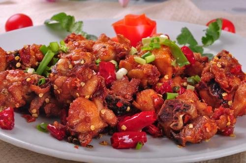 男子点1只鸡吃出10个鸡爪到后厨发现鸡还活着，这种行为你如何看？