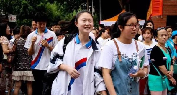 上海一位初中女孩,因为父母不支持追星,带着“爱豆”离家出走?