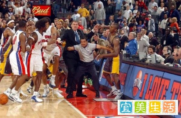 NBA史上规模最大斗殴！奥本山宫事件，阿泰暴揍现场球迷！