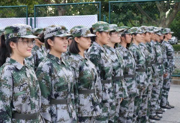成都电子科大军训现真人贪吃蛇，你在大学军训中有什么特殊体验？