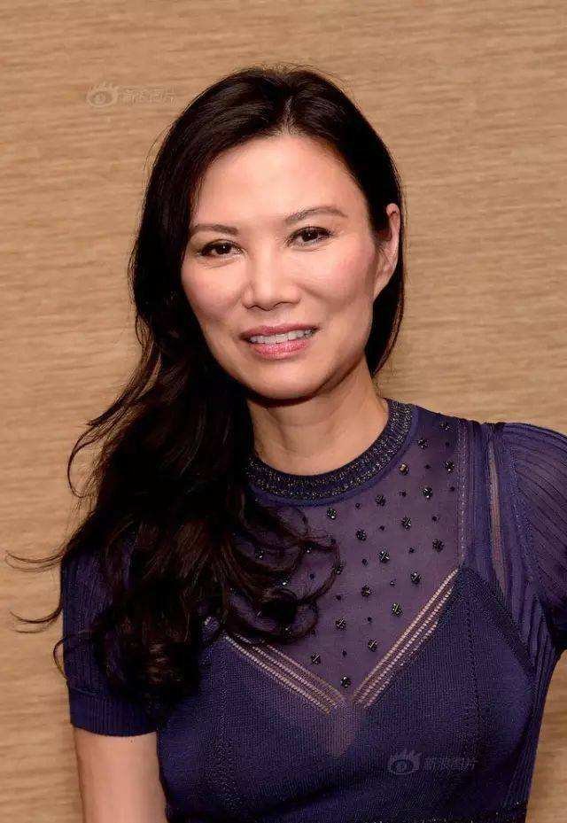 邓文迪不光彩的黑历史无数,为何她还是能像“开挂”一样走上了人生巅峰?