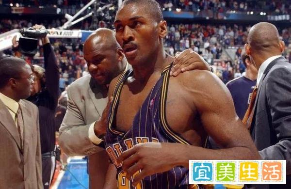 NBA史上规模最大斗殴!奥本山宫事件,阿泰暴揍现场球迷!