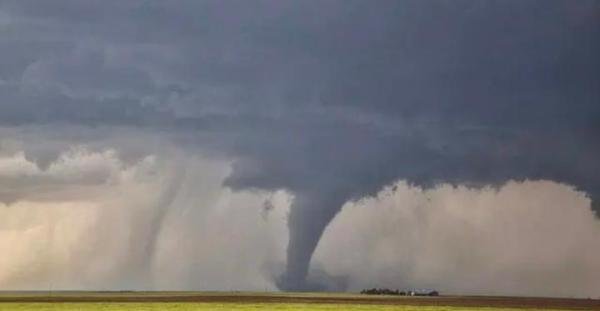 江苏现龙卷风有屋顶被掀翻