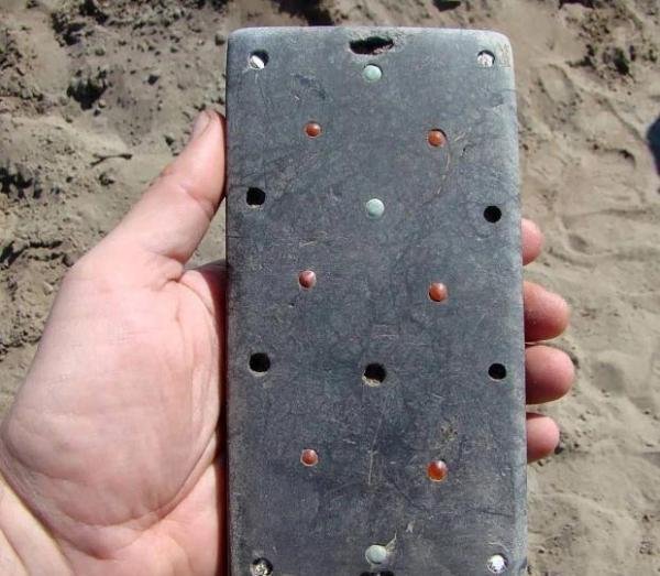 2100年前古墓中发现疑似iPhone物体？或属西汉时期一位匈奴年轻贵族女子