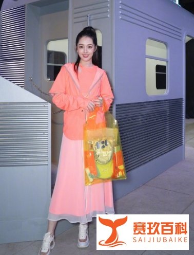 郭碧婷复出后首亮相，婴儿肥嘟嘟的很漂亮，老公与婆婆的爱